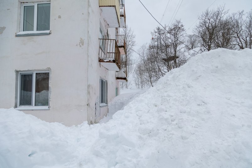 Локальный режим ЧС в Синегорске: в двух квартирах снег с крыши выдавил окна пресс-служба администрации Южно-Сахалинска