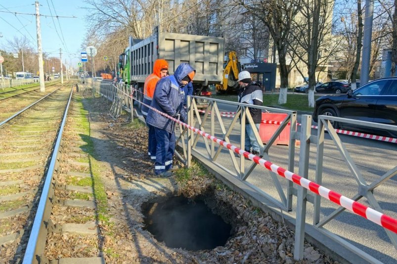 Диаметр нового провала около 4 метров t.me/zhkhkrasnodar