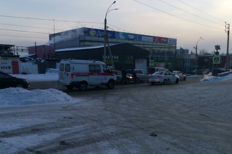 "Паровозик" из трёх автомобилей образовался на улице Старо-Кузьмихинская в Иркутске взято из группы "ДТП38" в Телеграм (18+).