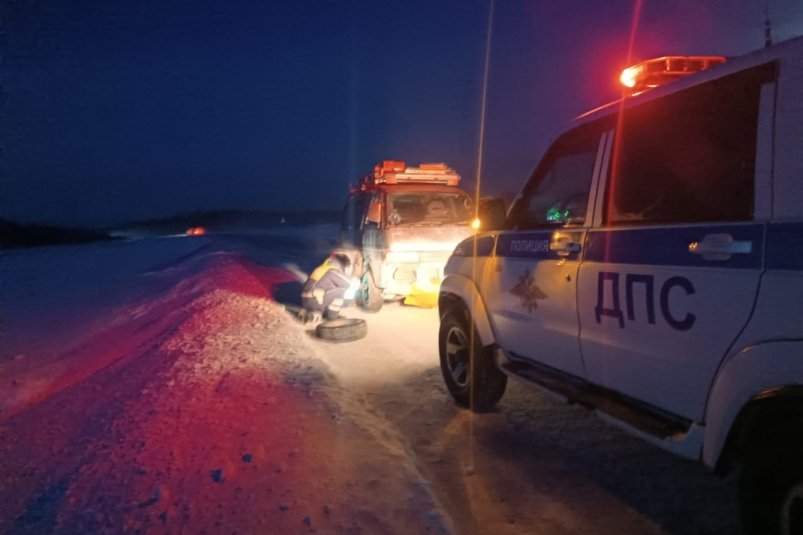 Инспекторы ДПС помогли замерзающему на трассе водителю в Якутии пресс-служба МВД по Якутии