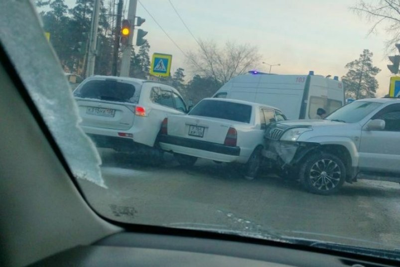 ДТП с участием трёх автомобилей произошло в Ангарске Фото взято из группы "ДТП38" в Телеграм (18+).