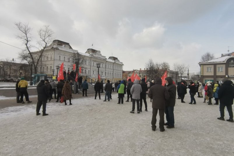 В Иркутске на площади у Цирка прошел митинг против дифтарифов тг-канал (18+) "Около Байкала"