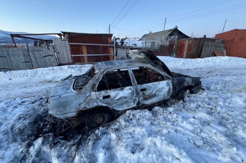 Огонь полностью уничтожил автомобиль в Магадане ГУ МЧС России по Магаданской области