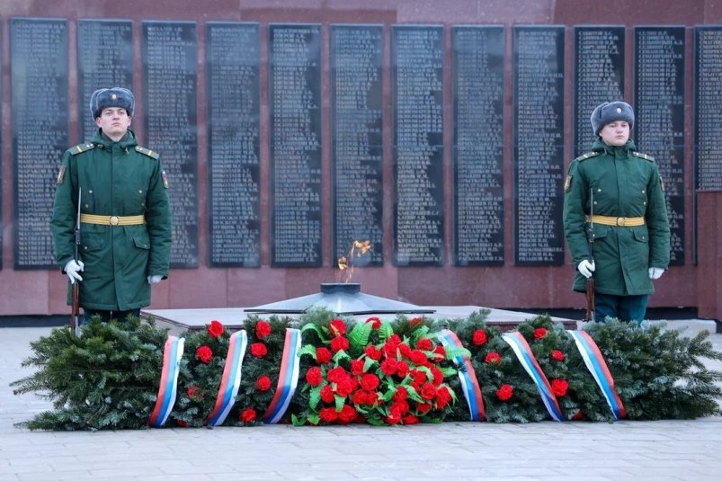 В Южно-Сахалинске в День защитника Отечества возложил цветы к Вечному огню пресс-служба правительства Сахалинской области