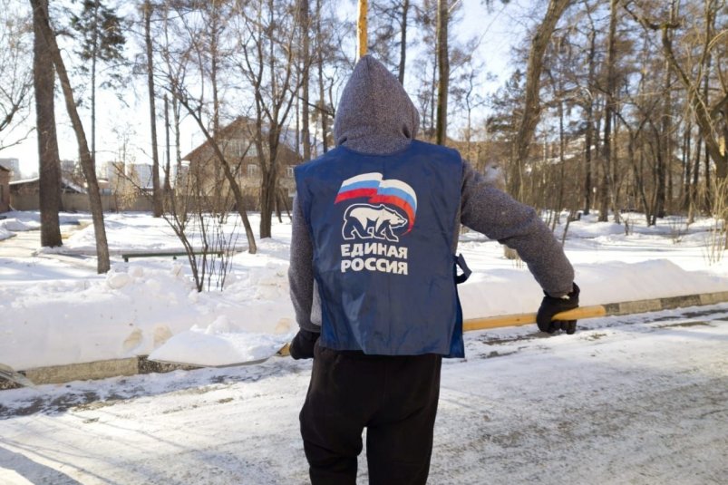 Молодогвардейцы и активисты ЕР убрали снег у военного госпиталя в Иркутск Иркутское городское отделение "Единой России"