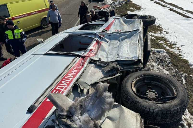 Скорая помощь опрокинулась в жестком ДТП с трактором на Кубани t.me/mvd_23