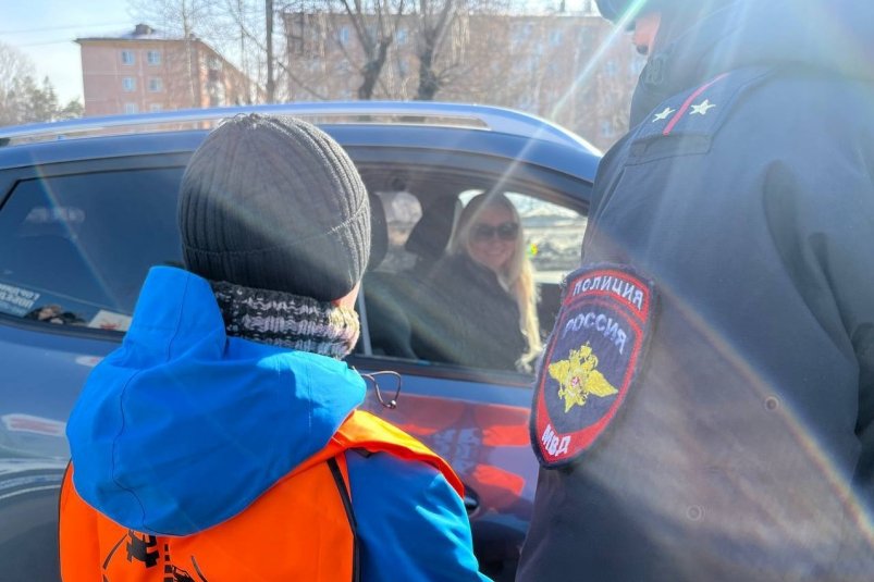 В преддверии 8 Марта госавтоинспекторы поздравили автоледи в Ангарске отдел пропаганды УМВД России по АГО