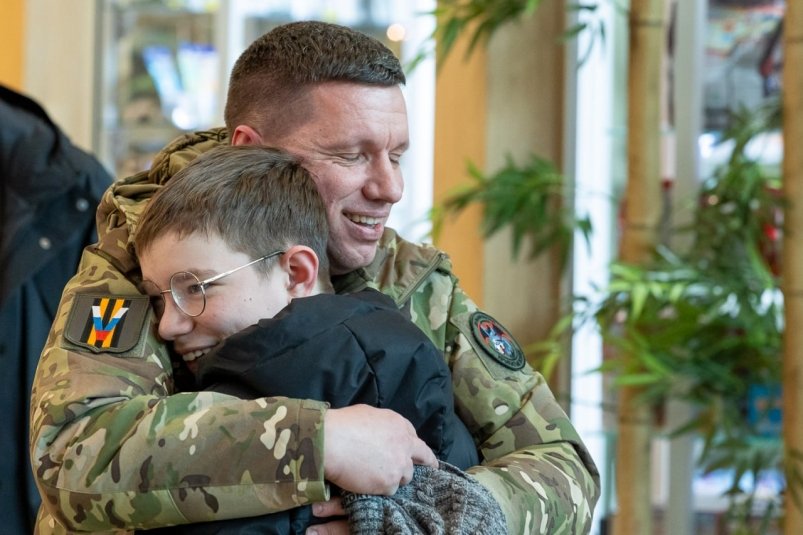 Родные и близкие встретили вернувшихся с СВО в Южно-Сахалинск добровольцев  пресс-служба администрации Южно-Сахалинска