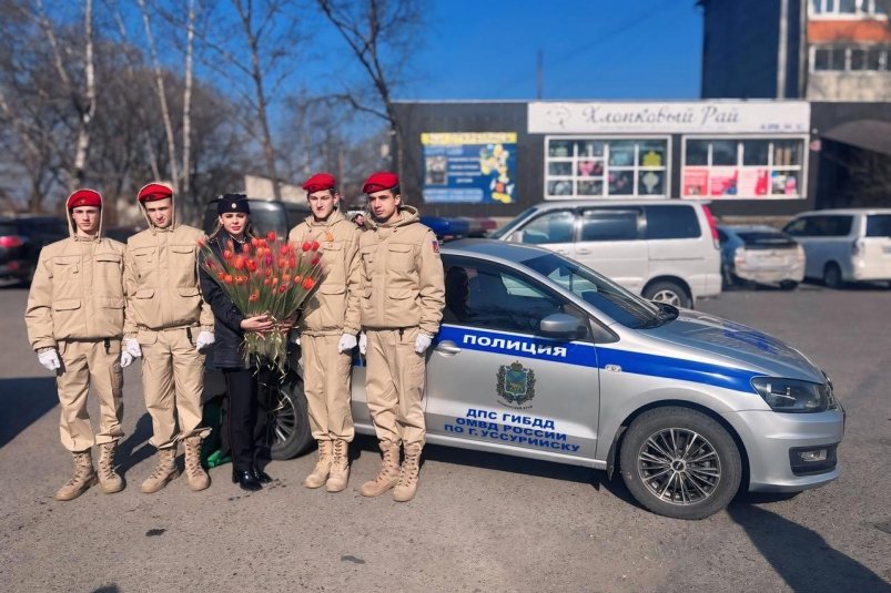 Автомобилисток одарили цветами Предоставлено Госавтоинспекцией города