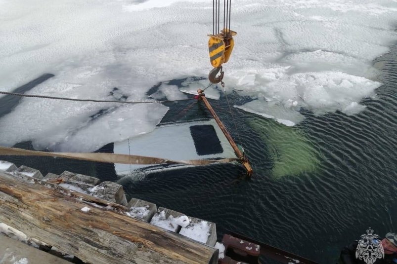 Мужчина погиб в упавшей с моста машине на Курилах пресс-служба ГУ МЧС России по Сахалинской области