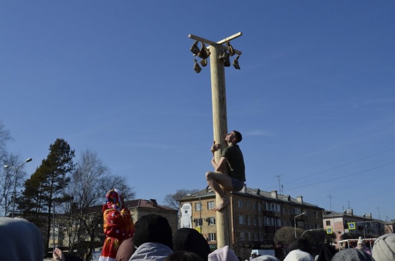 Смельчак, поднимающийся на столб за подарками Евгения Микушина, ИА UssurMedia