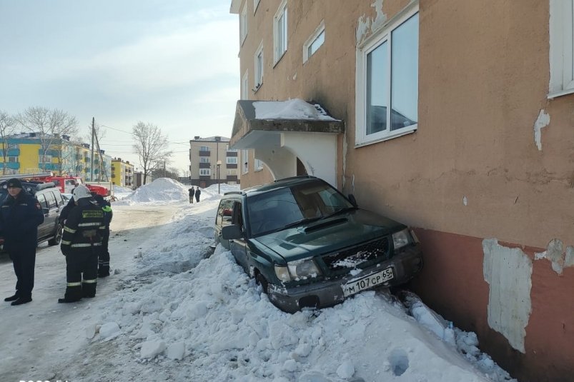 В Макарове иномарка сбила двух человек и влетела в подъезд дома пресс-служба ОКУ "ПСС Сахалинской области"