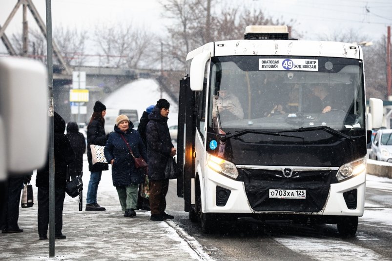 снег, снегопад, остановка, автобус, пассажиры, зима, Луговая Евгений  Кулешов, ИА PrimaMedia.ru