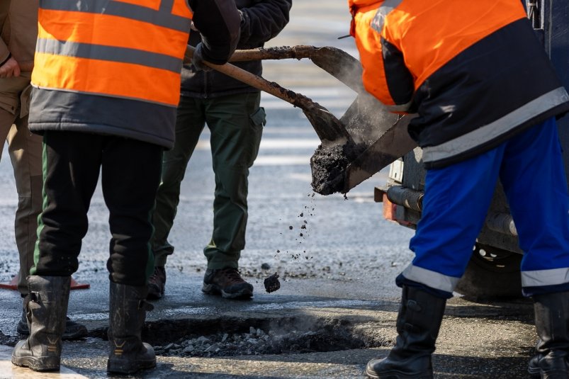 Более 570 кв метров дорог Южно-Сахалинска "починили" литым асфальтом пресс-служба администрации Южно-Сахалинска