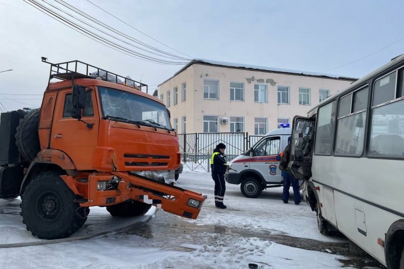 В Якутске 9 человек пострадали при столкновении автобуса и Камаза Управление Госавтоинспекции