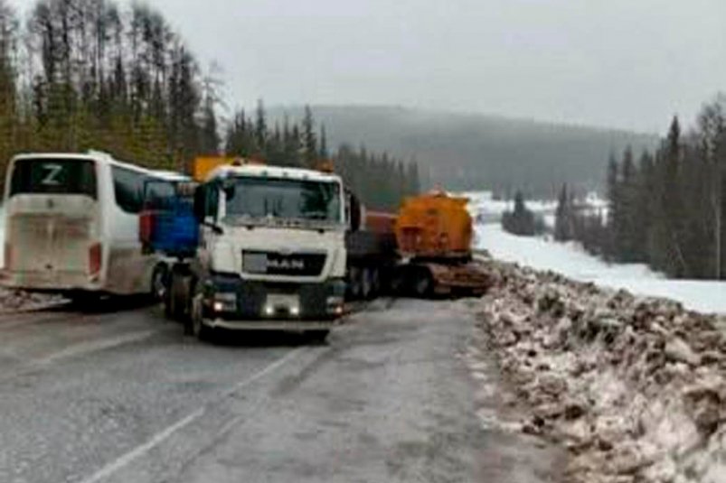 Массовое ДТП произошло на трассе Братск-Усть-Кут Фото взято из группы "ДТП38" в Телеграм (18+).