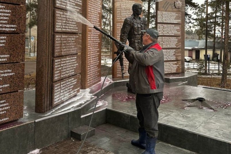 Мемориальный комплекс в 95-м квартале очистили после зимы в Ангарске пресс-служба администрации АГО