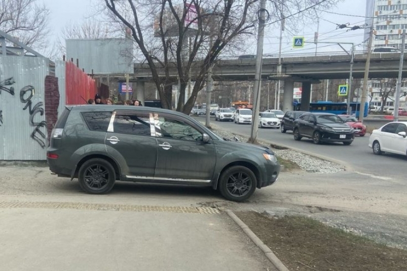 Во Владивостоке подростки на электросамокате врезались в автомобиль Полиция Приморья