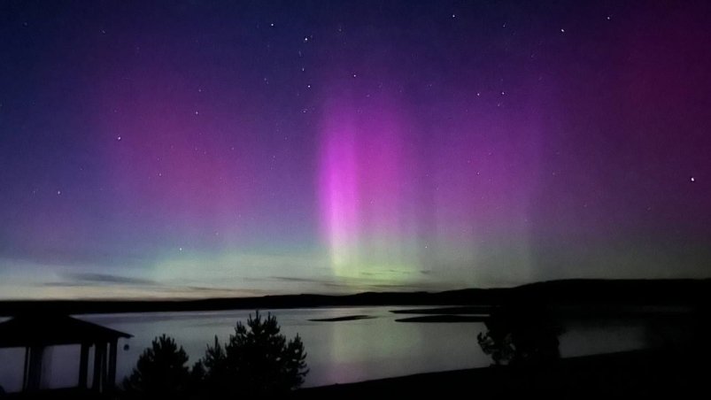 Полярное сияние могли наблюдать жители Иркутска сегодня ночью Фото взято с тг-канала (18+) "Иркутский астроном". Автор: Роман Антонович