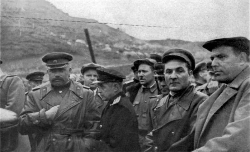 Группа советских офицеров и партработников на Курильских островах. Слева — генерал-майор А.Р. Гнечко, командующий Камчатским оборонительным районом Из фондов КГКУ ГААК