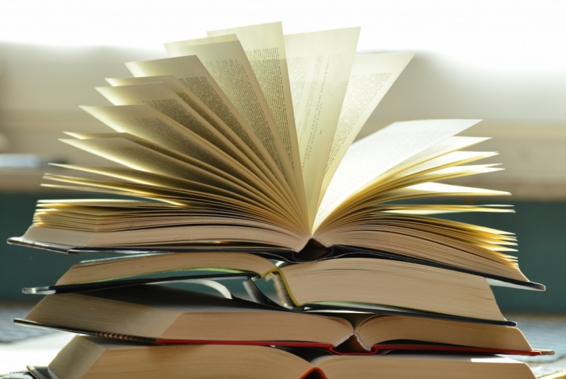 Книги на столе https://pxhere.com