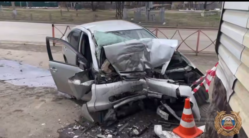 Протаранившая здание на автомобиле женщина скончалась в больнице в Черемхово пресс-служба Госавтоинспекции Иркутской области