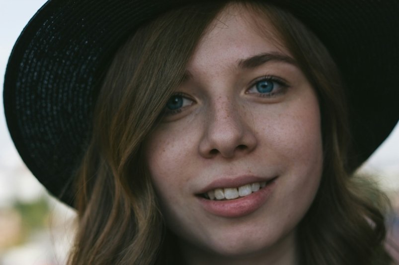 Девушка улыбается unsplash.com