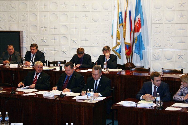 Руководство первого парламента Камчатского края: в центре председатель Борис Невзоров, слева от него Василий Мышляев, справа от Невзорова Валерий Раенко, 15 декабря 2007 года предоставлено пресс-службой Законодательно собрания Камчатского края