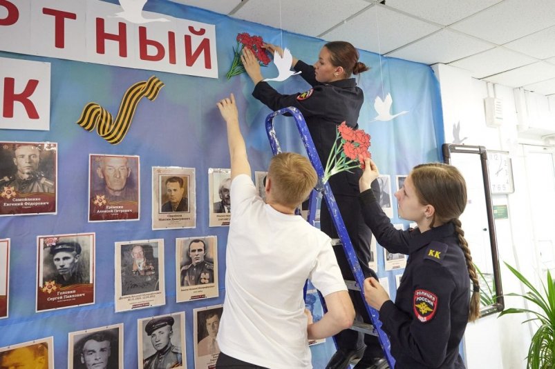 Южно-сахалинские школьники оформляют "Стену Памяти" в преддверии 9 Мая пресс-служба администрации Южно-Сахалинска