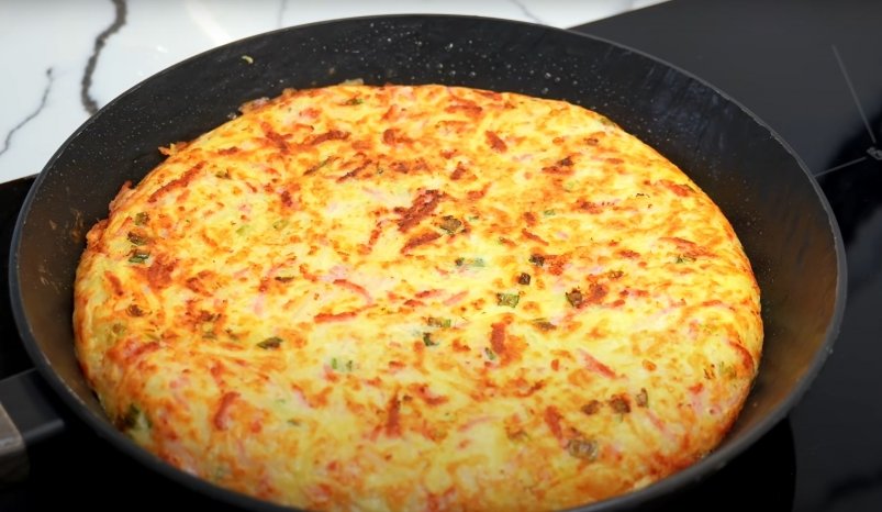 Пирог-вкуснятина: ужин за 30 минут на сковороде - сохраняем и готовим без мороки скриншот видео с youtube-канала " Alina FooDee" (12+)