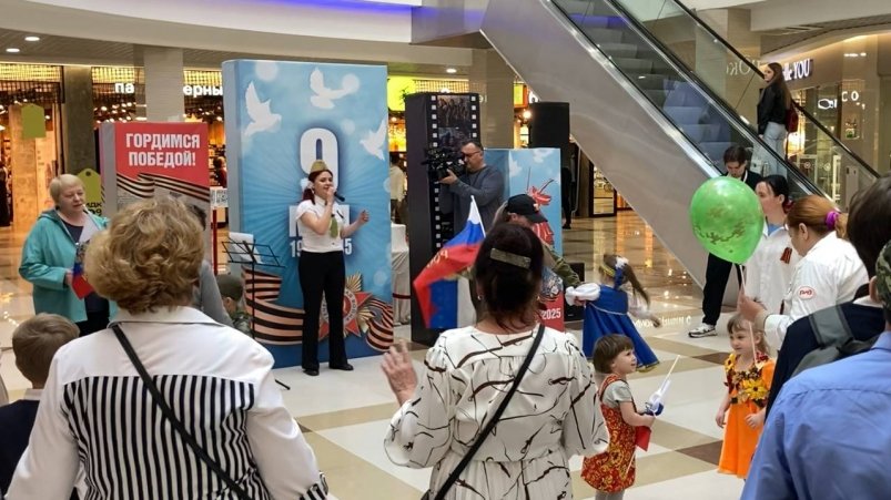 В Модном Квартале Иркутска прошёл патриотический флешмоб ко Дню Победы Владислав Лифшиц