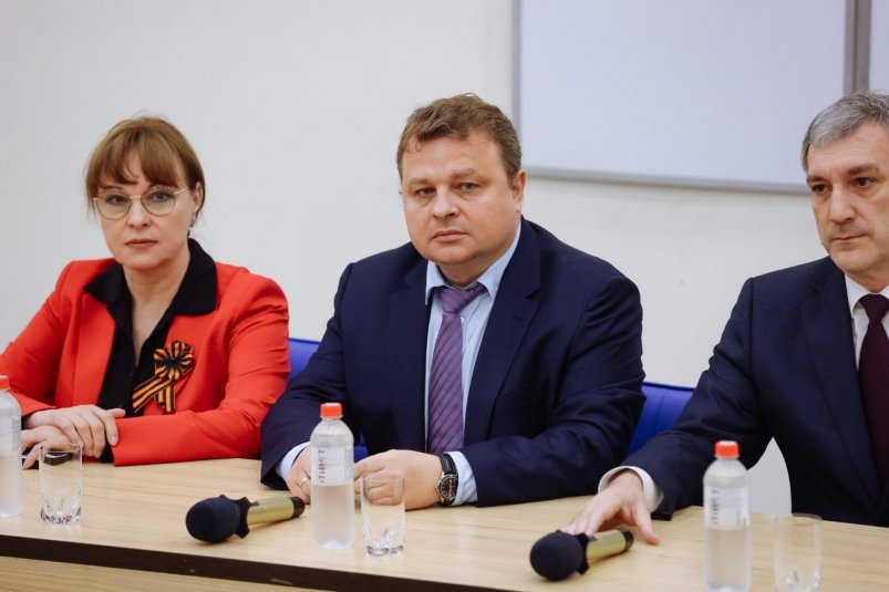 Алексей Свищев (в центре) назначен и.о. ректора АмГУ телеграм-канал "Василий Орлов" (18+)