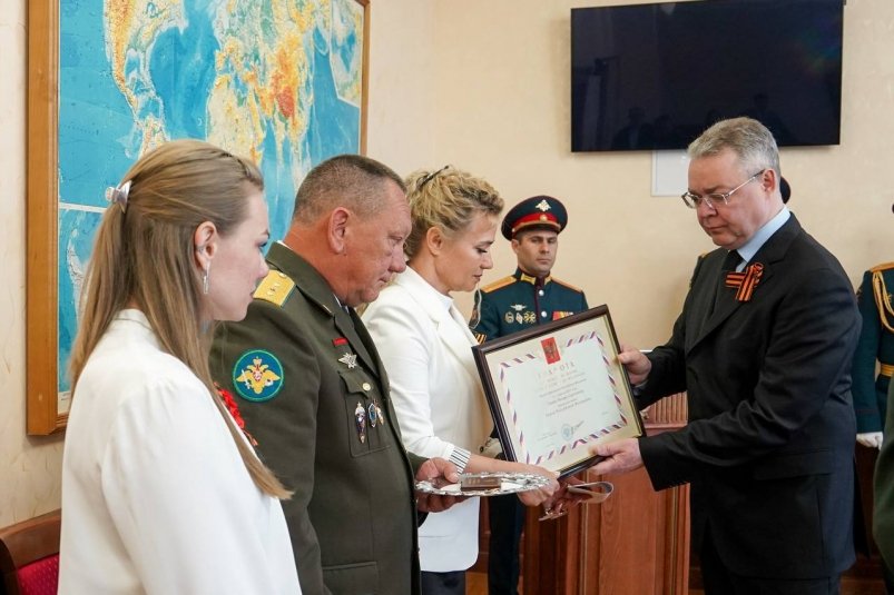 Документы и медаль "Золотая Звезда" вручили родным Назара Соцсети В. Владимирова