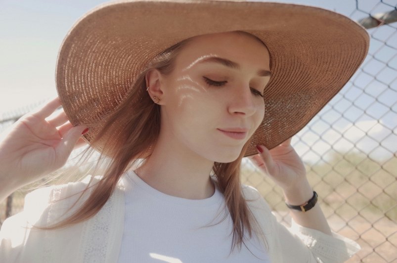 Девушка в фетровой панаме unsplash.com