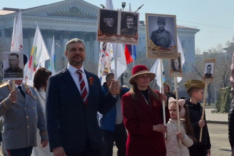 Александр Осипов с портретами родных тг-канал губернатора Забайкальского края Александра Осипова