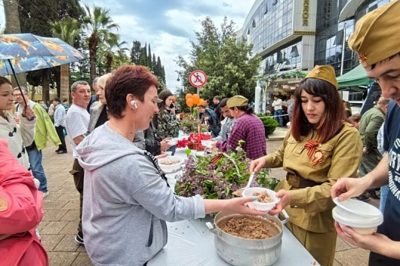 В Сочи в День Победы полевые кухни угощают солдатской кашей всех желающих пресс-служба администрации Сочи