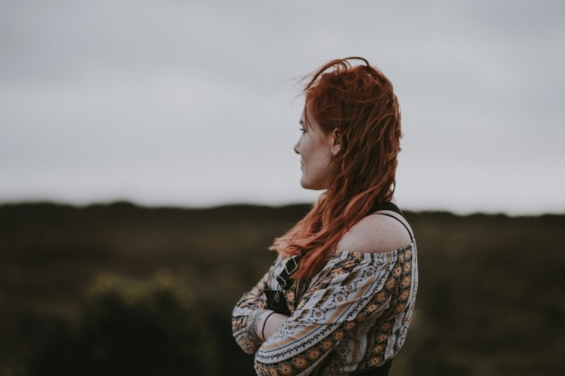 Девушка стоит в поле unsplash.com
