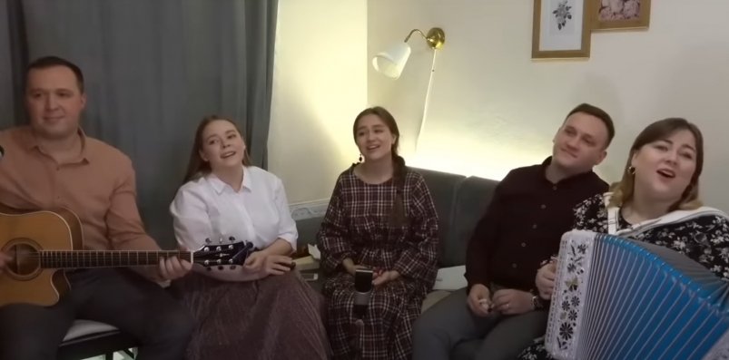 Ни одного застолье 90-х не звучало без этой песни - но слова стерлись из памяти у 65% скриншот видео с youtube-канала "ПТАШИЦА | Песни под гармонь" (12+)