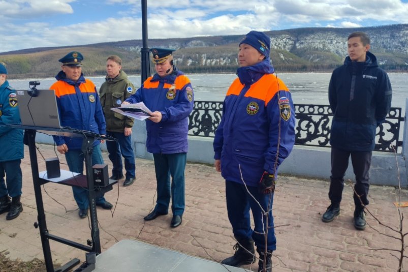 На неделю раньше нормы осуществилось вскрытие реки Колымы у поселка Зырянка МЧС России по РС (Я)