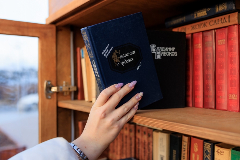 книга, книжный шкаф, чтение, Евгений Кулешов, ИА PrimaMedia книга, книжный шкаф, чтение, Евгений Кулешов, ИА PrimaMedia