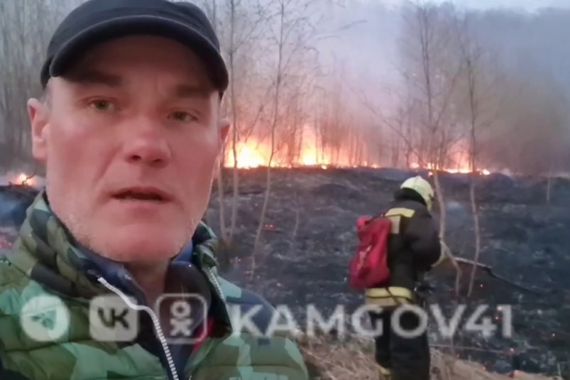 Министр по ГО и ЧС Камчатского края Сергей Лебедев на тушении пожара в Петропавловске-Камчатском ИА KamchatkaMedia