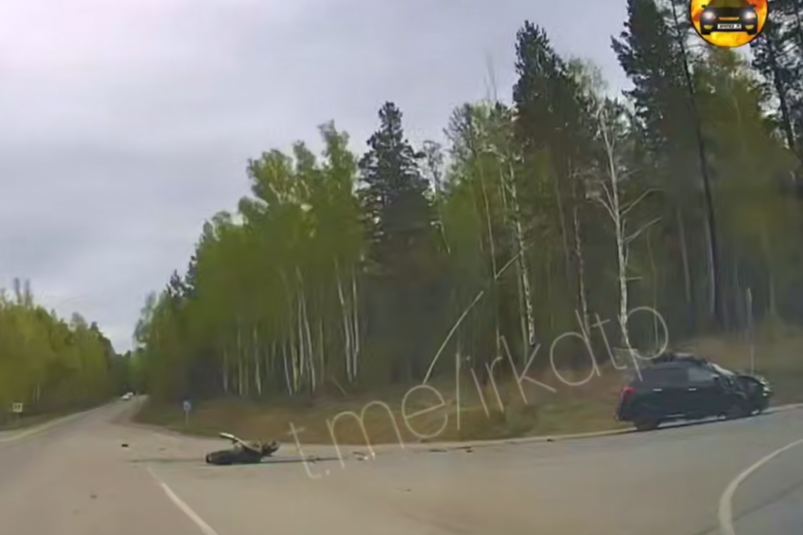 Сбитый мотоциклист остался лежать на крыше легковушки после аварии в Иркутском районе группа "ДТП38" в Телеграм (18+).