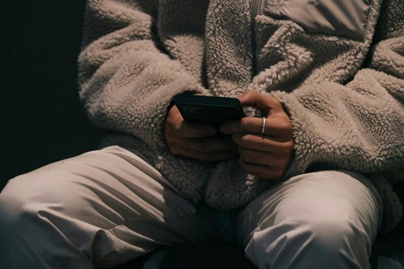 Человек с телефоном unsplash.com