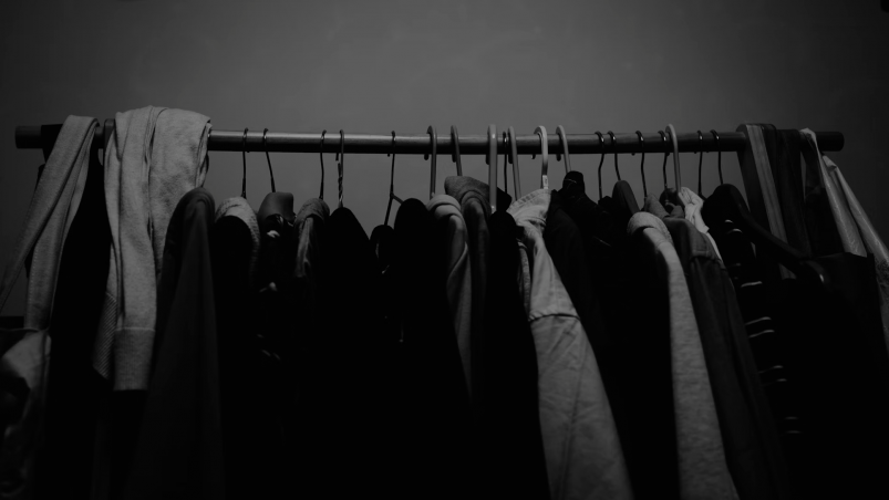 Кладу 3 вещи в шкаф и не знаю о вони все лето https://unsplash.com
