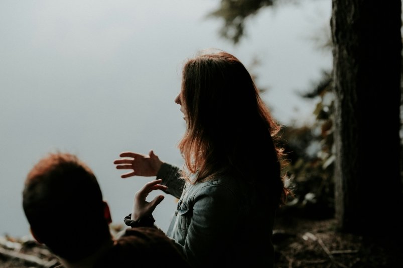Мужчина и женщина общаются unsplash.com