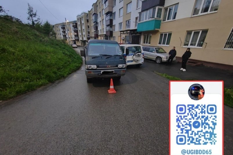 Ребенок на самокате попал под колеса минивэна во дворе Холмска УГИБДД УМВД России по Сахалинской области