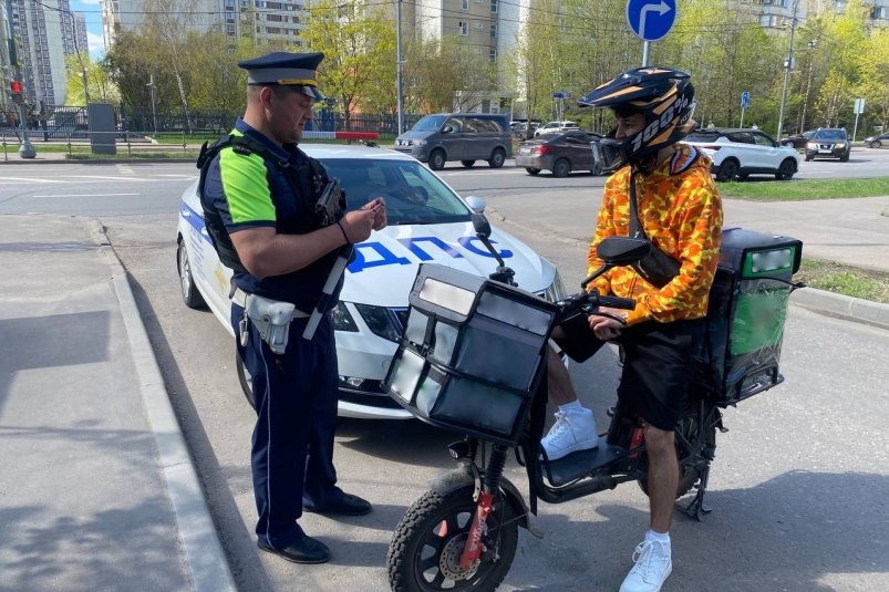 ГАИ проведет массовые рейды по самокатчикам и велокурьерам в Москве Пресс-служба Госавтоинспекции Москвы