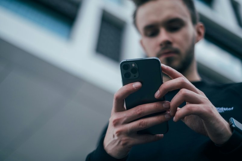 Человек с телефоном unsplash.com