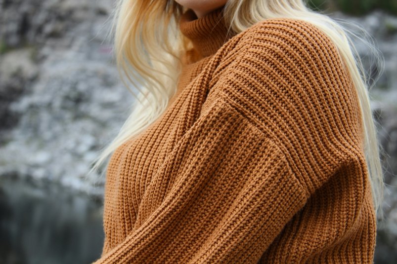 Девушка в свитере unsplash.com