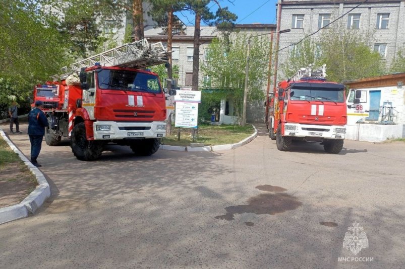 В Улан-Удэ из-за задымления эвакуировали более 100 человек из больницы МЧС России по Бурятии